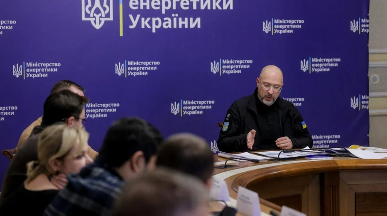 Шмыгаль: Из-за морозов вторник и среда пройдут в сложных графиках