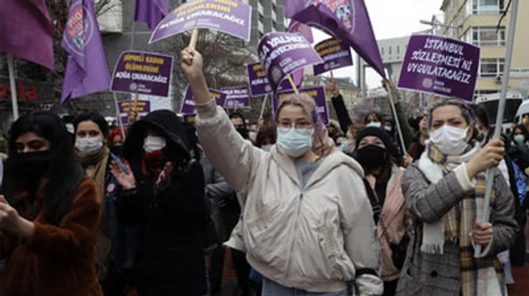 Стамбул зробив крок від Європи: чому Туреччина вийшла з конвенції про захист жінок