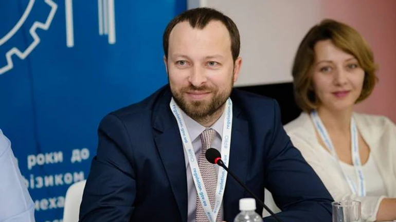 Зарплата за декілька місяців: ексглава ДФС про премію в 1000% окладу