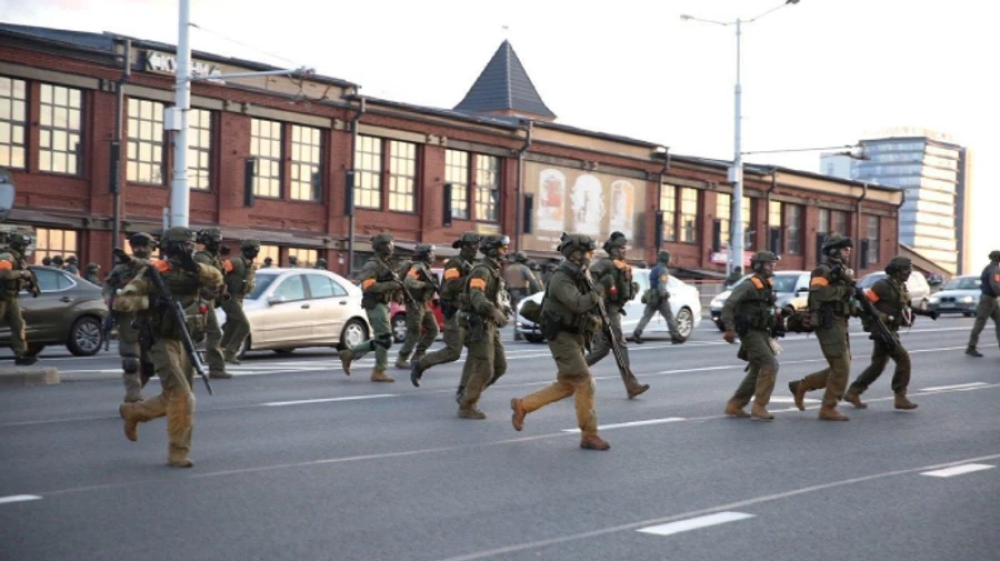 В Минске снова выстрелы и взрывы: ранили журналистку