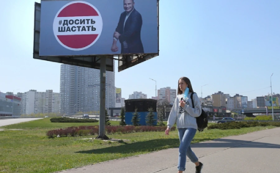 Українці все частіше шастають попри карантин – опитування