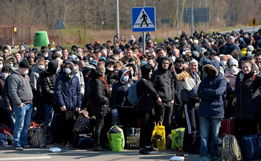 У п'ятницю в Україну повернулося 37 тисяч громадян, двоє з температурою