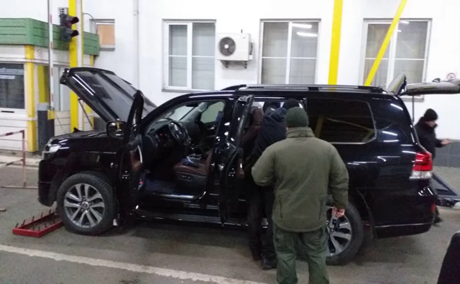 Прикордонники скрутили дипломата, який намагався провезти три валізи цигарок