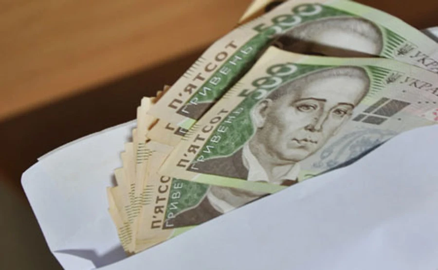 Половина українців згодні на зарплату в конверті