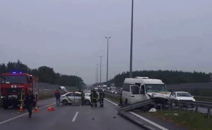 Маршрутка и легковушка столкнулись на Киевщине, 3 человека погибли
