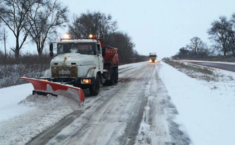 В Укравтодорі назвали складні регіони через снігопади 