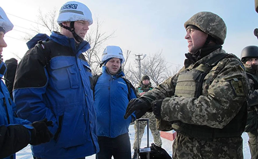На КПВВ Станица Луганская Хугу показали доказательства обстрела