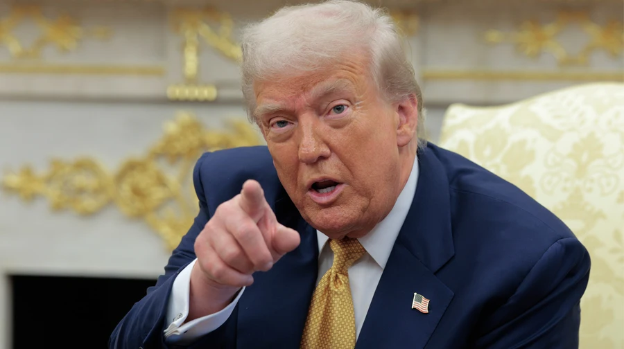 Трамп вилаяв та показав середній палець працівнику заводу Ford