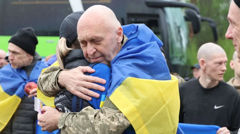 Недарма купила чоловікові домашні капці: з неволі повернувся чоловік поетеси Оксани Стоміної