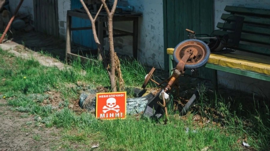 Car hits explosive in Kherson: three injured