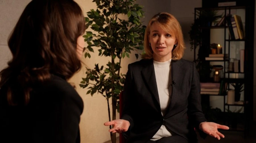 Глава Слуги народа доказывает в суде, что ее муж из Украины не убегал