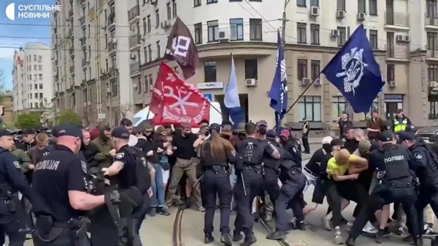 Сутичка на столичному Подолі: найгарячіших голів доставили до поліції