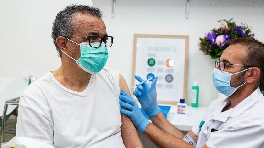 Глава ВОЗ вакцинировался от COVID-19