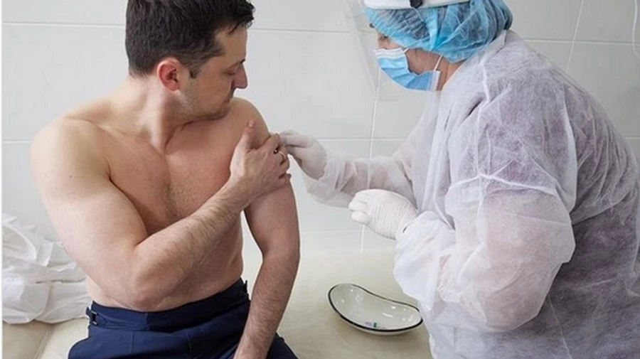 Главные новости вторника и ночи: вакцинация Зеленского, интервью Медведчука и Авакова