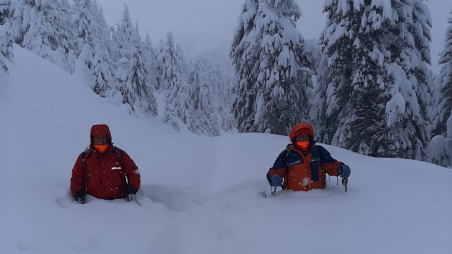 Волонтери знайшли у Карпатах туриста, якого шукали два дні