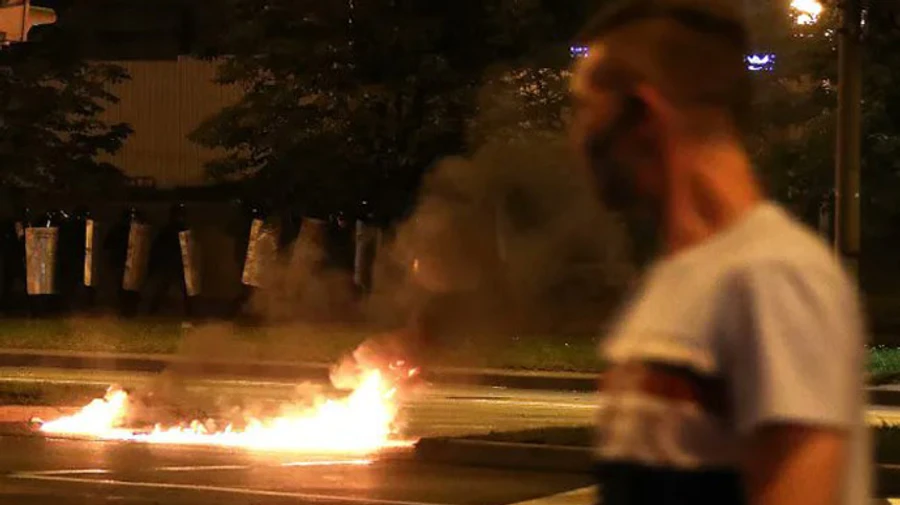 У четверту ніч протестів у Білорусі затримали 700 людей