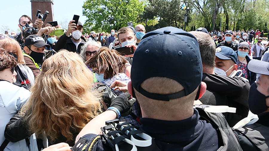 9 мая в Одессе: хулиганство, нападение на журналистку, остановка автопробега