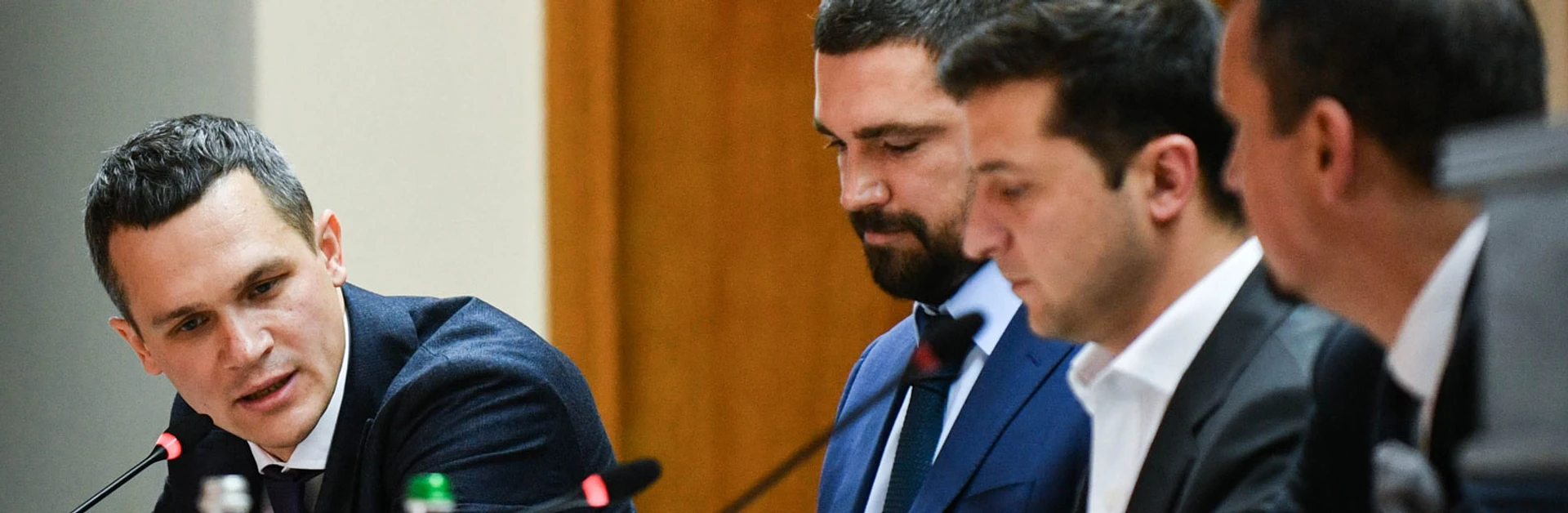 Как Зеленский в Харькове на заводе замерзал и губернатора представлял