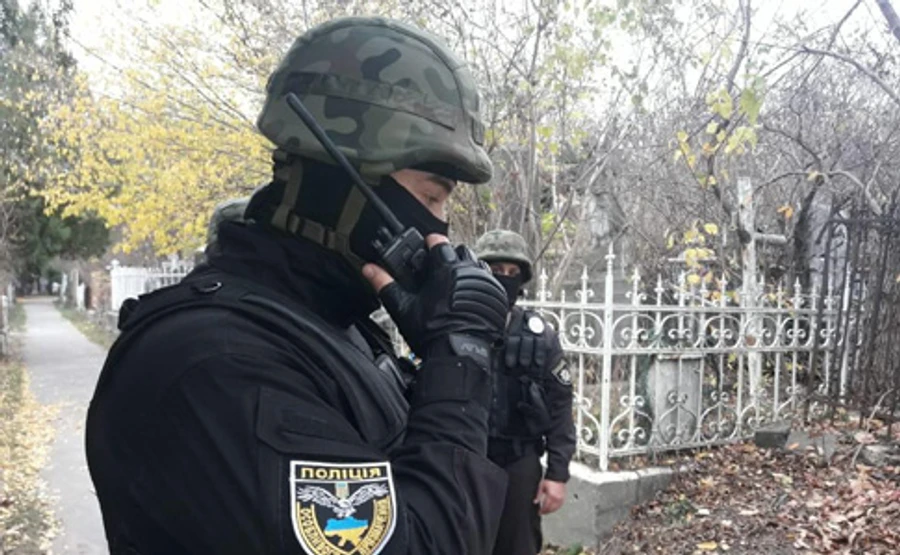 Поліцейські застрелили чоловіка, підозрюваного у вбивстві вчителя на кладовищі