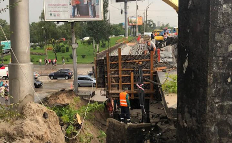 Обвал моста в Киеве: троллейбусы изменили движение, водителей просят объезжать 