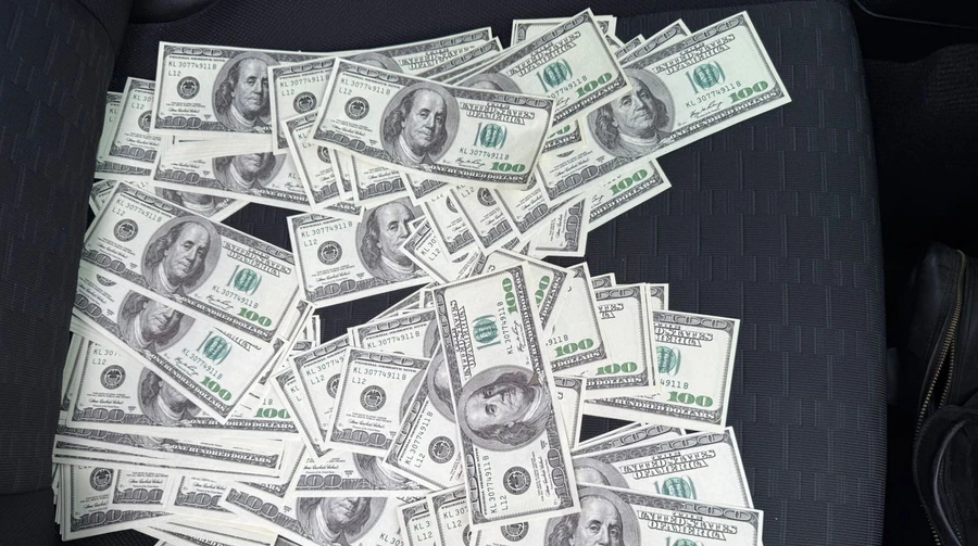 Гроші під цистерною: викрили прикордонника, який вирішив допомогти чоловікам із транзитом