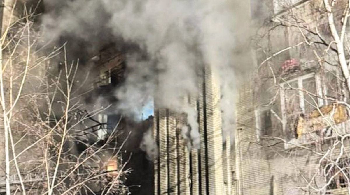 Russians hit high-rise residential building in Okhtyrka community: seven injured – photos