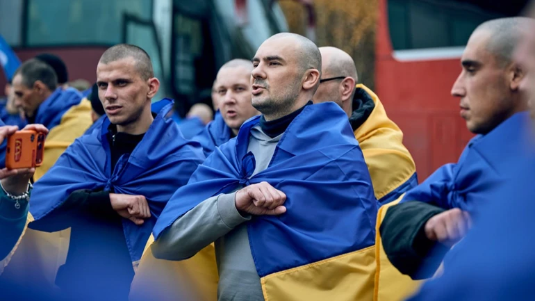 Як я тебе кохаю. Повернення азовців, на яких чекали роками