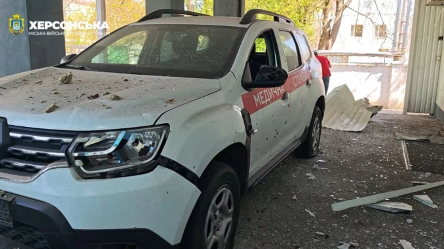 РФ атаковала дронами больницу в Херсоне: четверо пострадавших