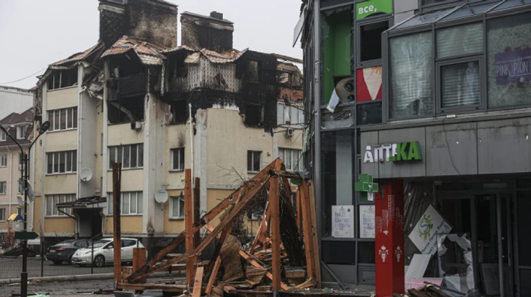 Белорусские СМИ выложили видео, как российские оккупанты на почте оформляют награбленное из Украины