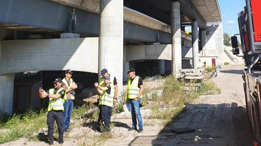 Правоохоронці оглядають Подільський міст через недбалість на будівництві