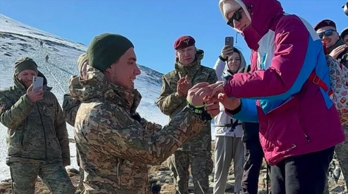 Ukrainian soldier who lost his legs in war proposes to his beloved at foot of Ukraine's highest mountain – photo, video