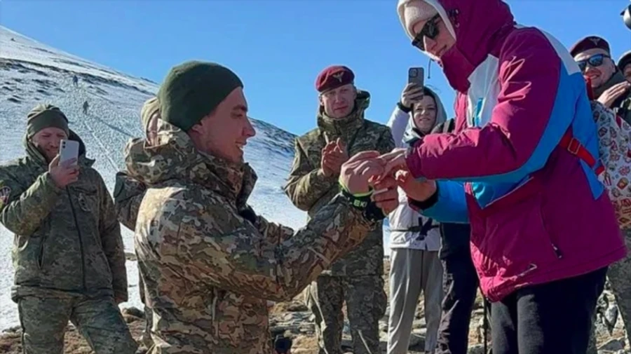 Ukrainian soldier who lost his legs in war proposes to his beloved at foot of Ukraine's highest mountain – photo, video