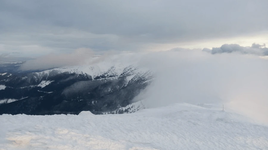 Туристам радять відкласти похід у Карпати через лавини
