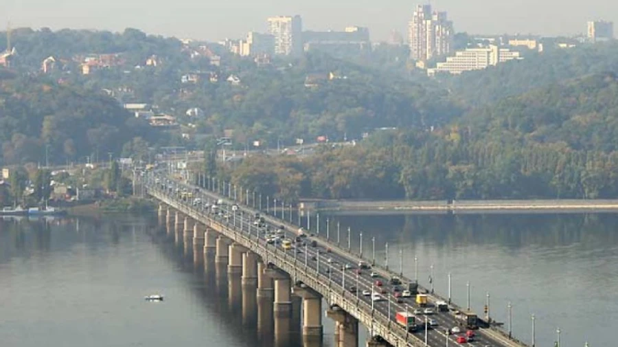 На мосту Патона латали уже 11 дыр в трубопроводе: испытания продолжаются