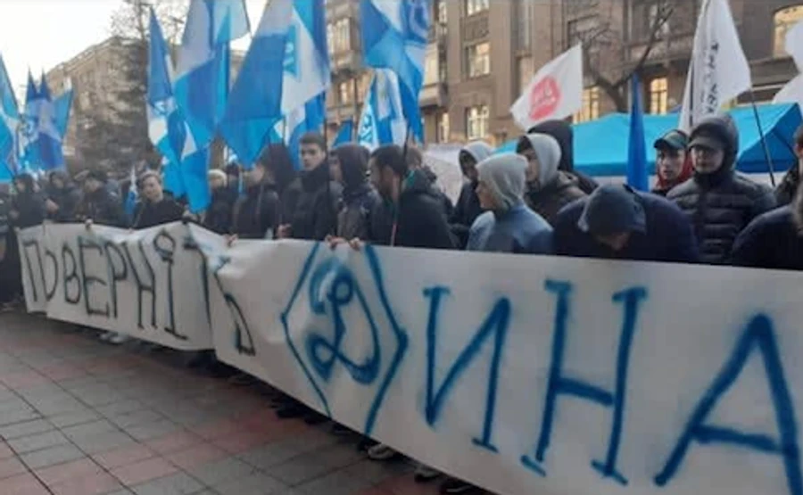 Суркисы против НБУ: митинг фанатов могли организовать за деньги