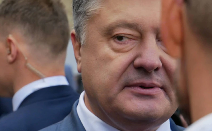 Порошенко спрашивает у Зеленского, где конец эпохи бедности и зарплаты по $4 тысячи