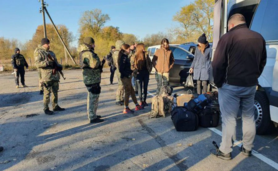На Луганщині почубилися поліція і націоналісти, які їдуть в Золоте: лунали постріли