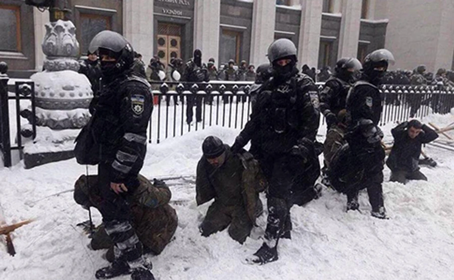 Речник МВС: затримані на колінах в снігу – це не приниження