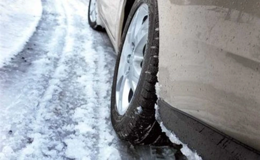 На дорогах ожеледиця – українців закликають до обачності