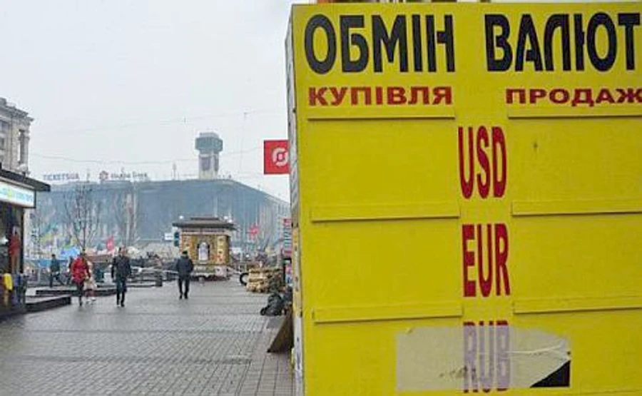 Гривна в обменниках обвалилась почти до 27 за доллар и более 29 за евро