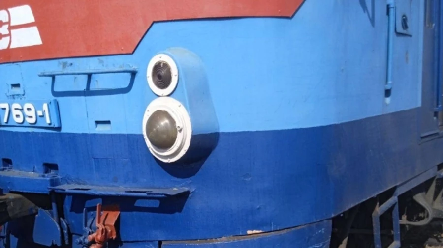 Дизель-поезд столкнулся с электромобилем Tesla: победила УЗ