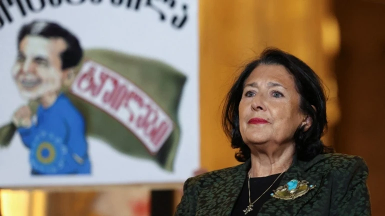 Президентка Грузії звернулася до прихильників: Проведу ніч у резиденції, чекаю на вас зранку