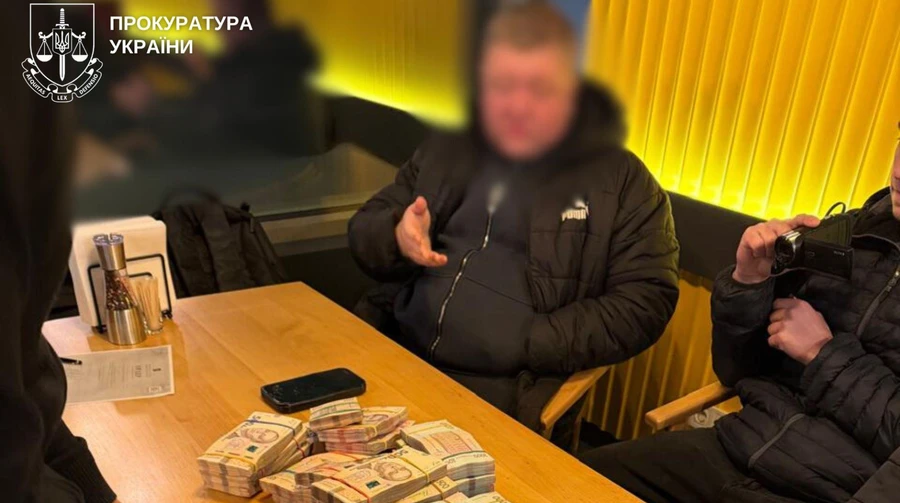 Требовал миллионный откат за победу в тендере: в Киеве задержан чиновника с кучей наличных