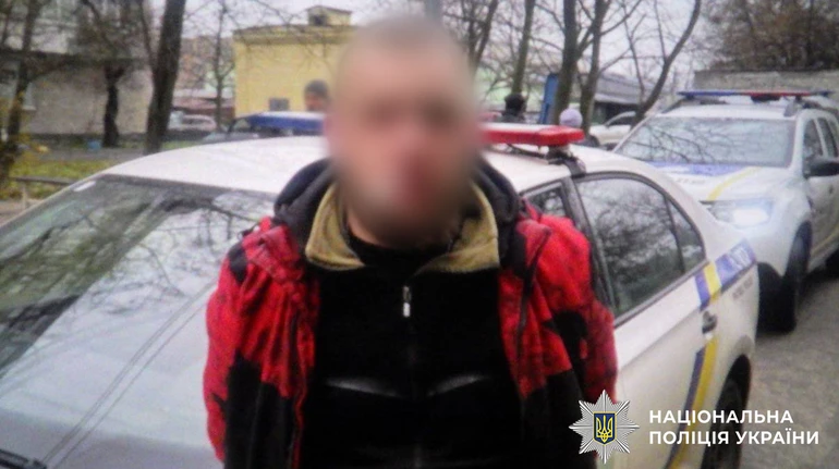 У Києві засудили чоловіка, який пограбував дівчину, погрожуючи їй іграшковим пістолетом