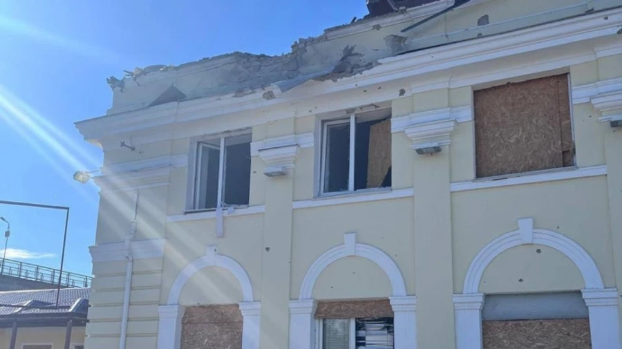 Russia shells Kherson railway station, causing destruction – photos