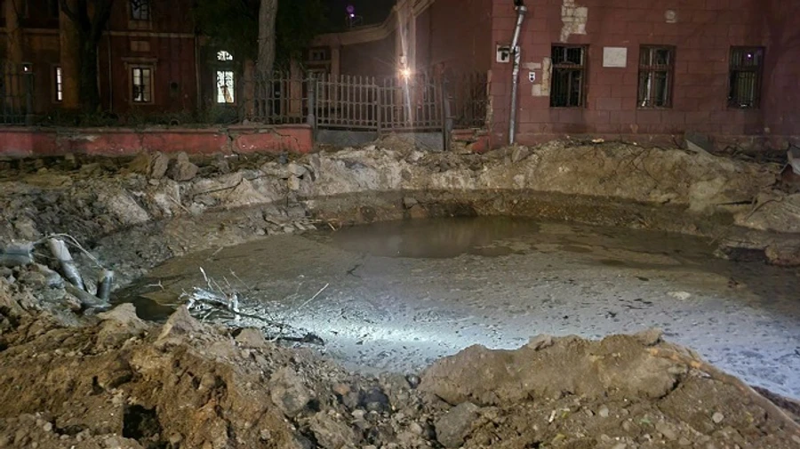 Огромные воронки, поврежденные дома и склады: враг атаковал юг ракетами и Шахедами