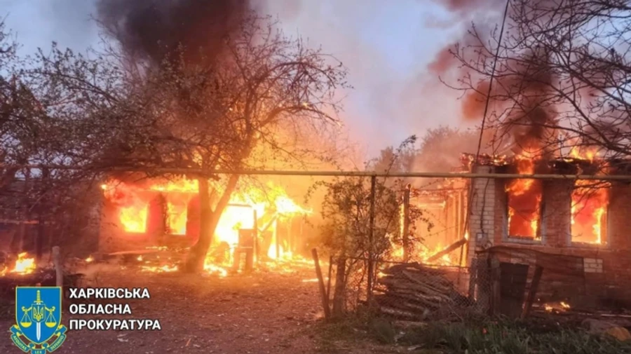 Росіяни вдарили КАБом по селу на Харківщині: горіли будинки, пошкоджена пошта, двоє поранених