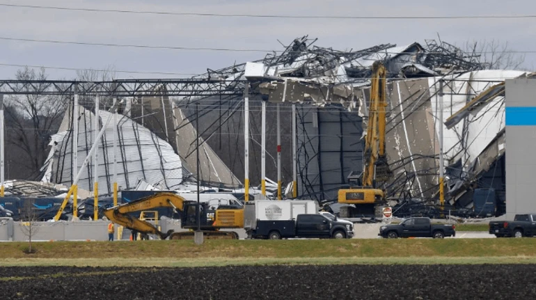 У США шість людей загинули на зруйнованому торнадо складі Amazon