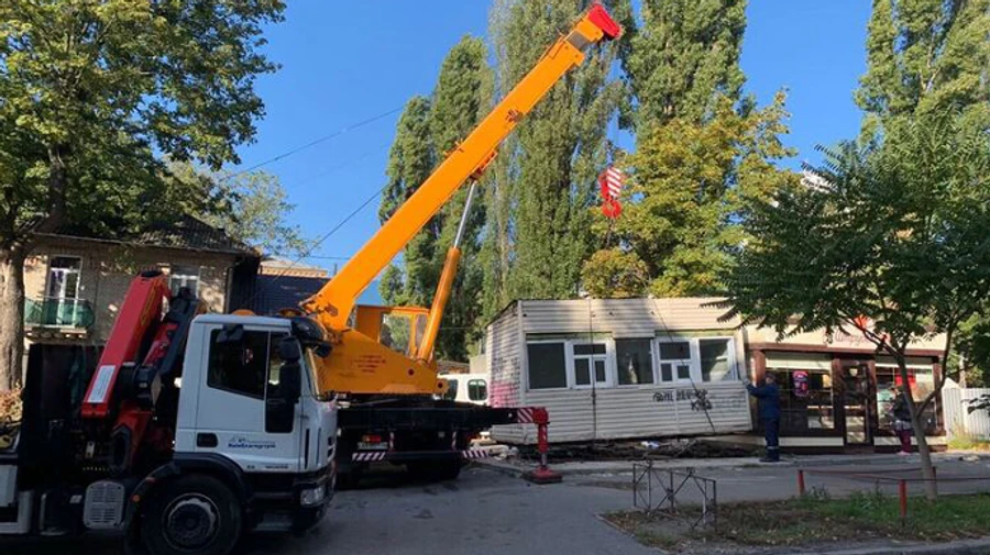 Трое иностранцев в Киеве напали на демонтировавших МАФы коммунальщиков