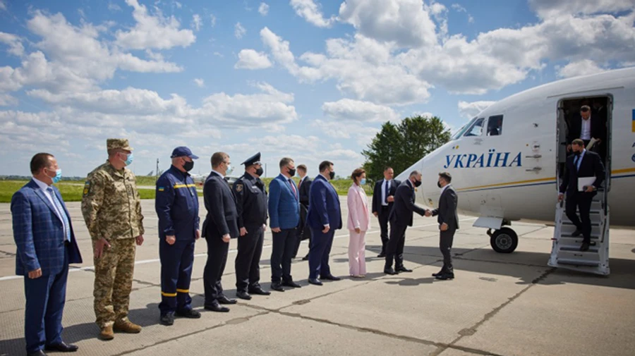 Зеленський полетів на Хмельниччину: подивиться на дороги